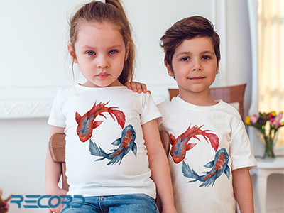 یک دختر و پسر با لباس های پس زمینه سفید و تصویر دو ماهی چاپ شده روی تیشرت آن ها