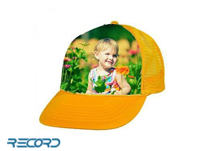 کلاه زرد رنگ با تصویر چاپ شده سابلیمیشن یک دختر بچه روی آن